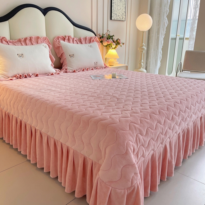 91家纺网 家纺一手货源 找家纺 茉保家纺 2025新款高克重9.5斤婴儿绒牛奶绒绣花夹棉床盖四件套 小熊-白拼粉