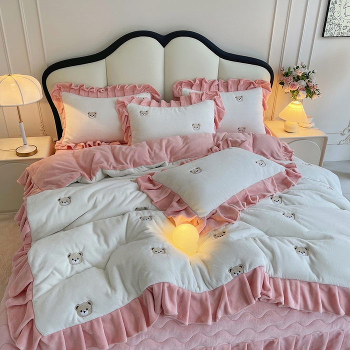 91家纺网 家纺一手货源 找家纺 茉保家纺 2025新款高克重9.5斤婴儿绒牛奶绒绣花夹棉床盖四件套 小熊-白拼粉