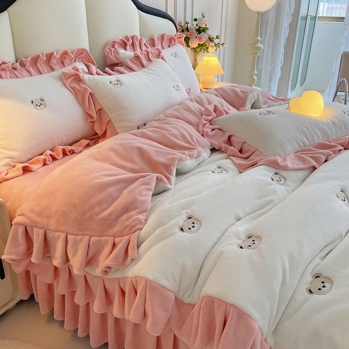 91家纺网 家纺一手货源 找家纺 茉保家纺 2025新款高克重9.5斤婴儿绒牛奶绒绣花夹棉床盖四件套 小熊-白拼粉