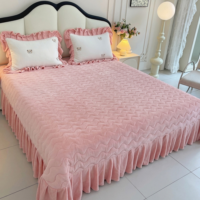 91家纺网 家纺一手货源 找家纺 茉保家纺 2025新款高克重9.5斤婴儿绒牛奶绒绣花夹棉床盖四件套 小熊-白拼粉