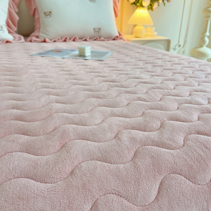 91家纺网 家纺一手货源 找家纺 茉保家纺 2025新款高克重9.5斤婴儿绒牛奶绒绣花夹棉床盖四件套 小熊-白拼粉