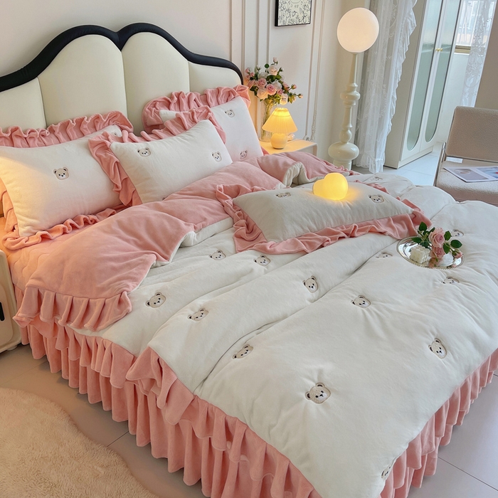 91家纺网 家纺一手货源 找家纺 茉保家纺 2025新款高克重9.5斤婴儿绒牛奶绒绣花夹棉床盖四件套 小熊-白拼粉