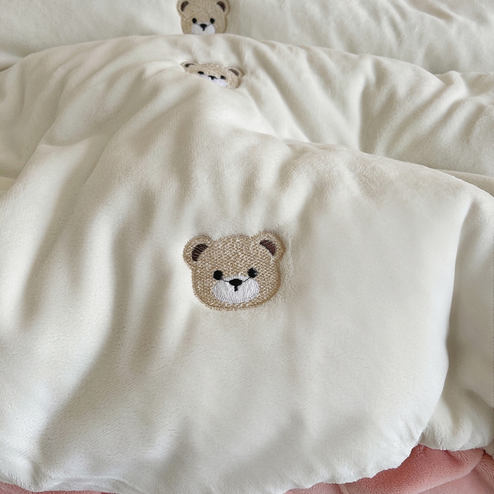 91家纺网 家纺一手货源 找家纺 茉保家纺 2025新款高克重9.5斤婴儿绒牛奶绒绣花夹棉床盖四件套 小熊-白拼粉