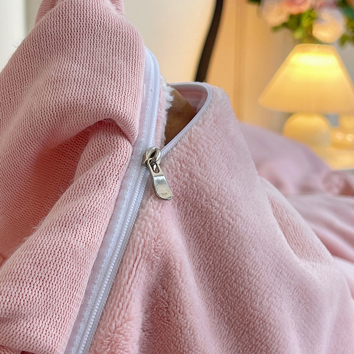 91家纺网 家纺一手货源 找家纺 茉保家纺 2025新款高克重9.5斤婴儿绒牛奶绒绣花夹棉床盖四件套 小熊-白拼粉