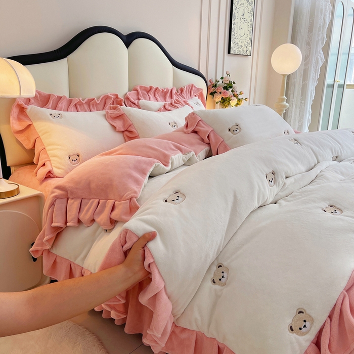 茉保家纺 2025新款高克重9.5斤婴儿绒牛奶绒绣花夹棉床盖四件套 小熊-白拼粉