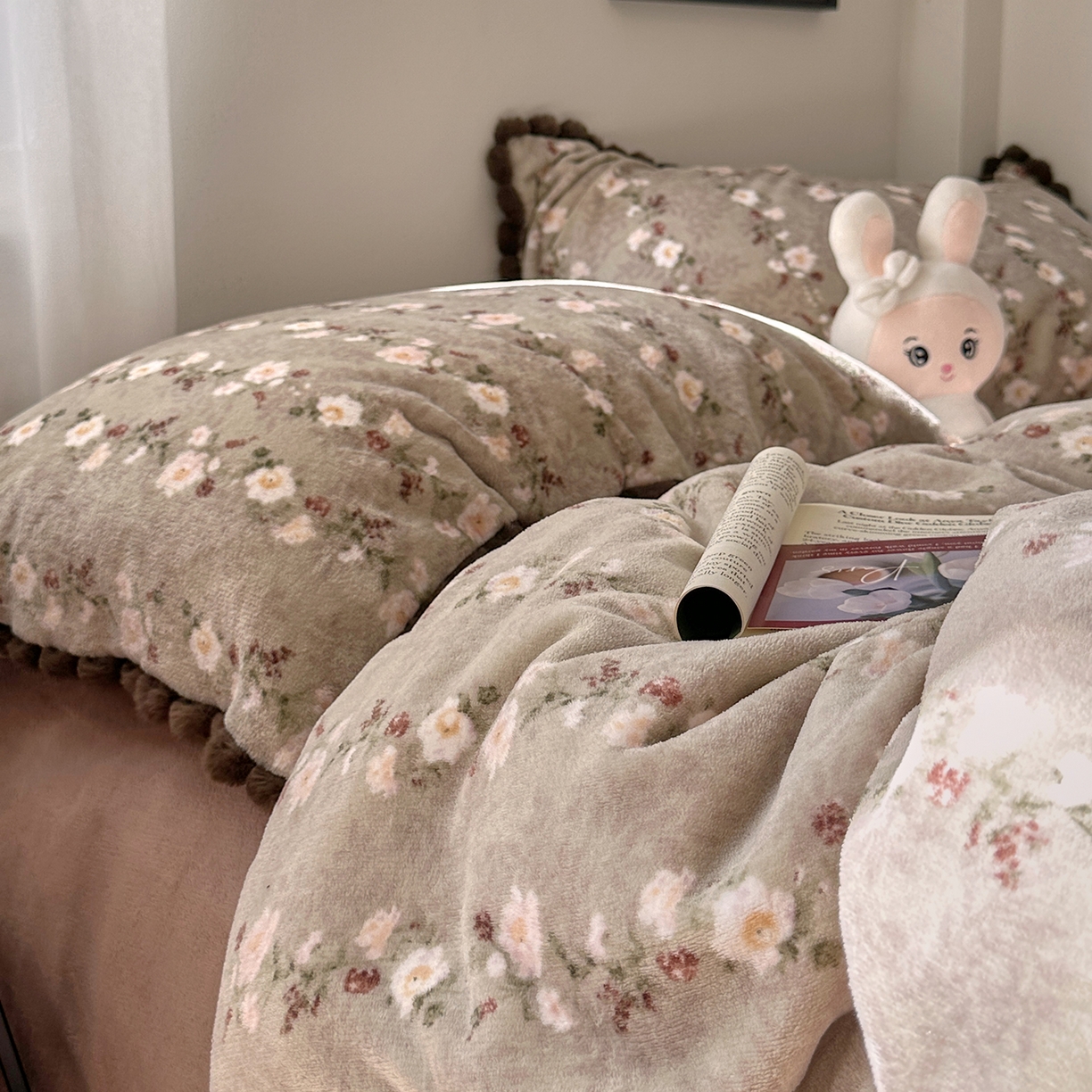 91家纺网 家纺一手货源 找家纺 艾咪-Amy ntmy 2025新款毛球款法式少女风牛奶绒四件套 清香咖