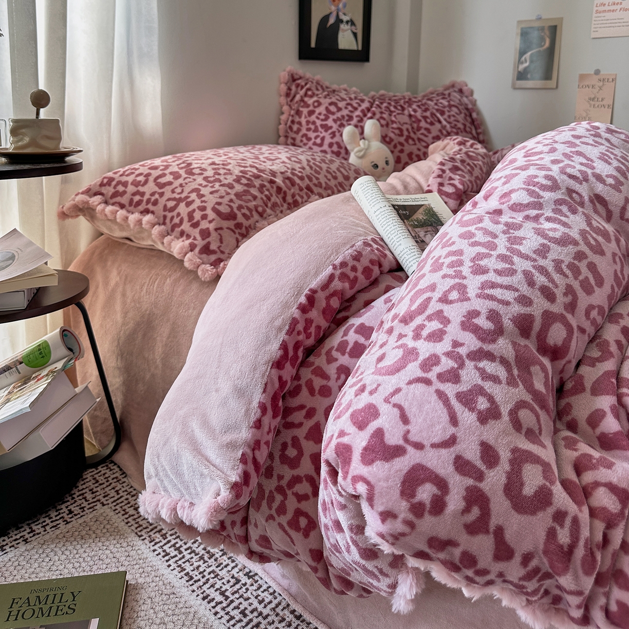 91家纺网 家纺一手货源 找家纺 艾咪-Amy ntmy 2025新款毛球款法式少女风牛奶绒四件套 躲猫猫粉