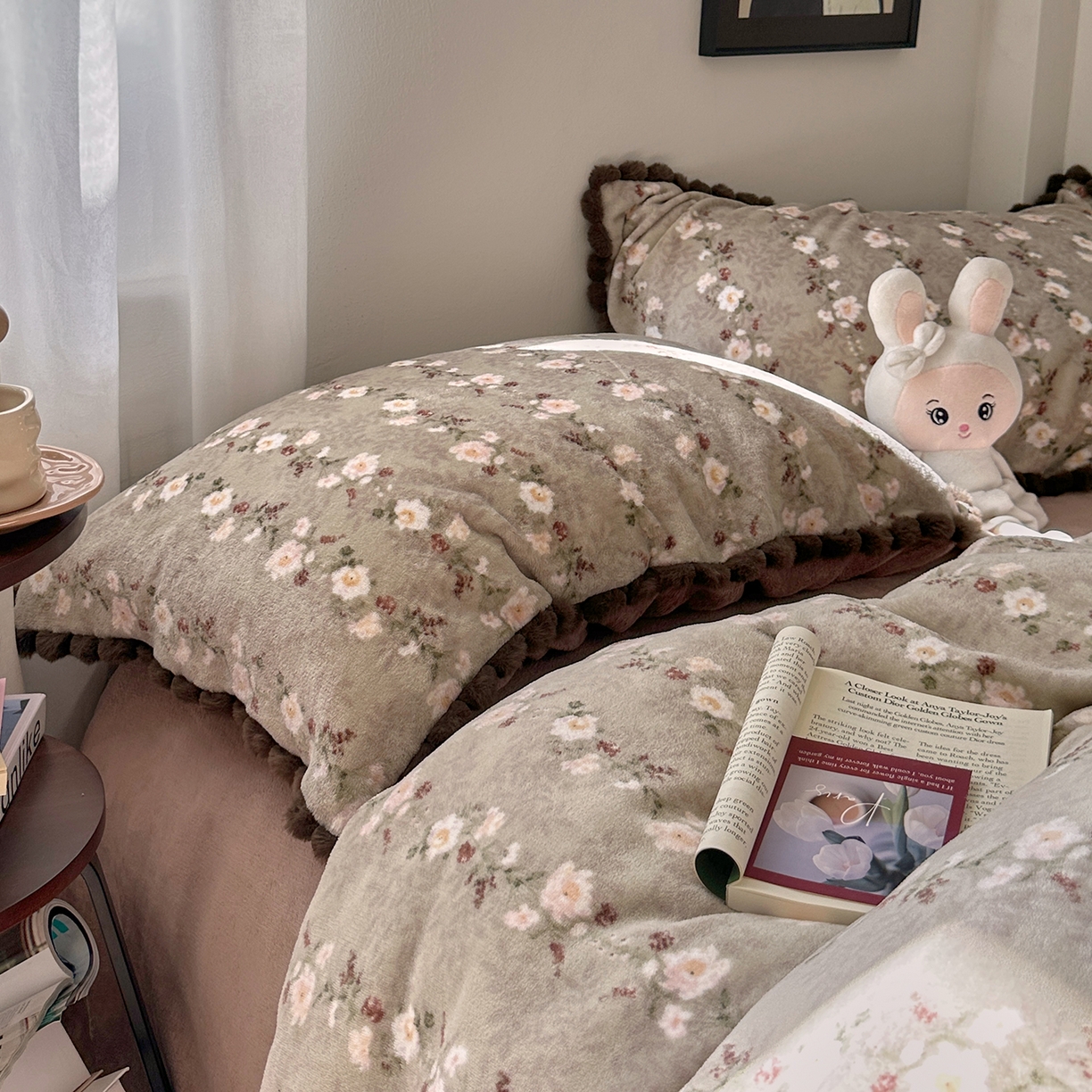 91家纺网 家纺一手货源 找家纺 艾咪-Amy ntmy 2025新款毛球款法式少女风牛奶绒四件套 清香咖