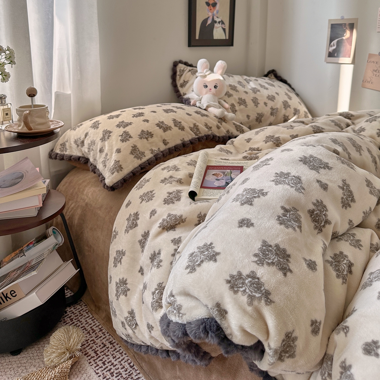 91家纺网 家纺一手货源 找家纺 艾咪-Amy ntmy 2025新款毛球款法式少女风牛奶绒四件套 墨花叙