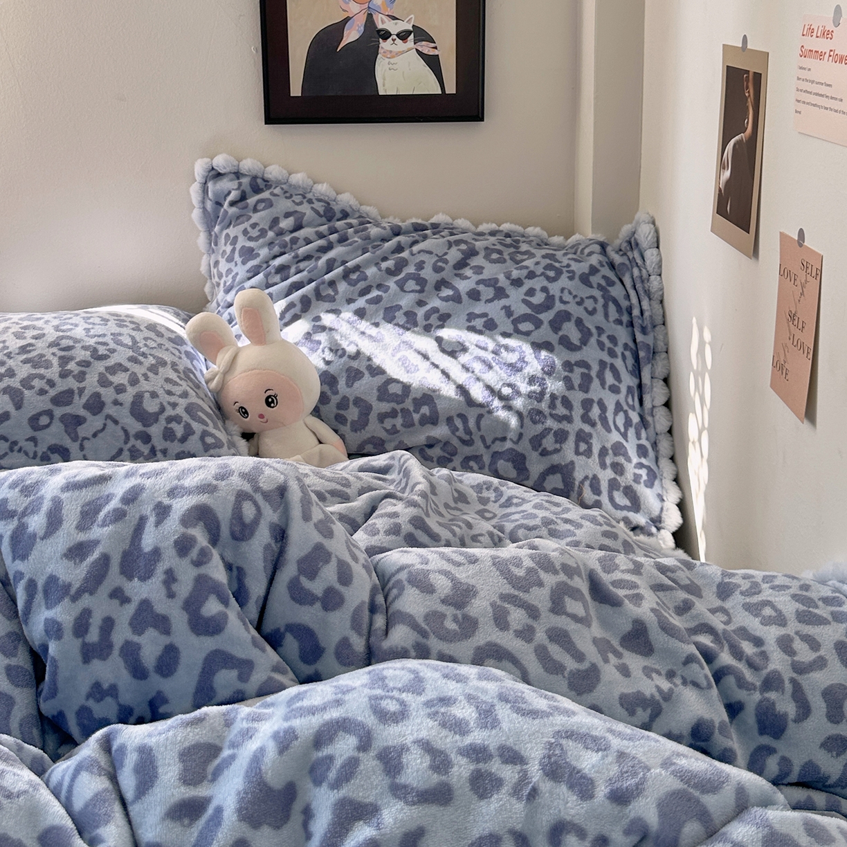 91家纺网 家纺一手货源 找家纺 艾咪-Amy ntmy 2025新款毛球款法式少女风牛奶绒四件套 躲猫猫蓝