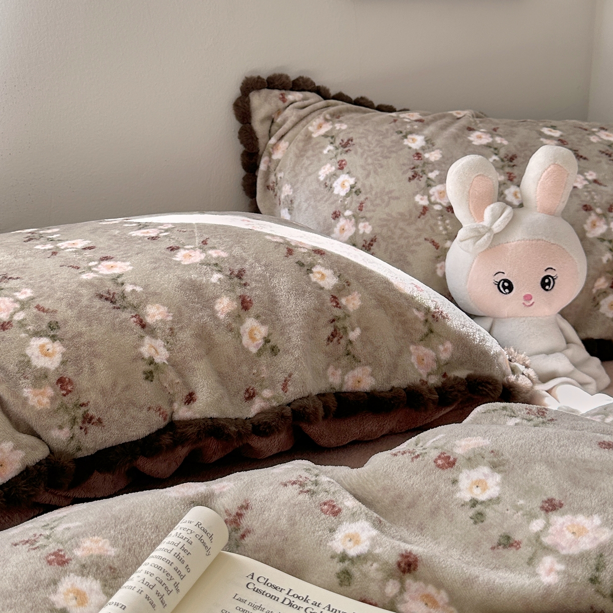 91家纺网 家纺一手货源 找家纺 艾咪-Amy ntmy 2025新款毛球款法式少女风牛奶绒四件套 清香咖