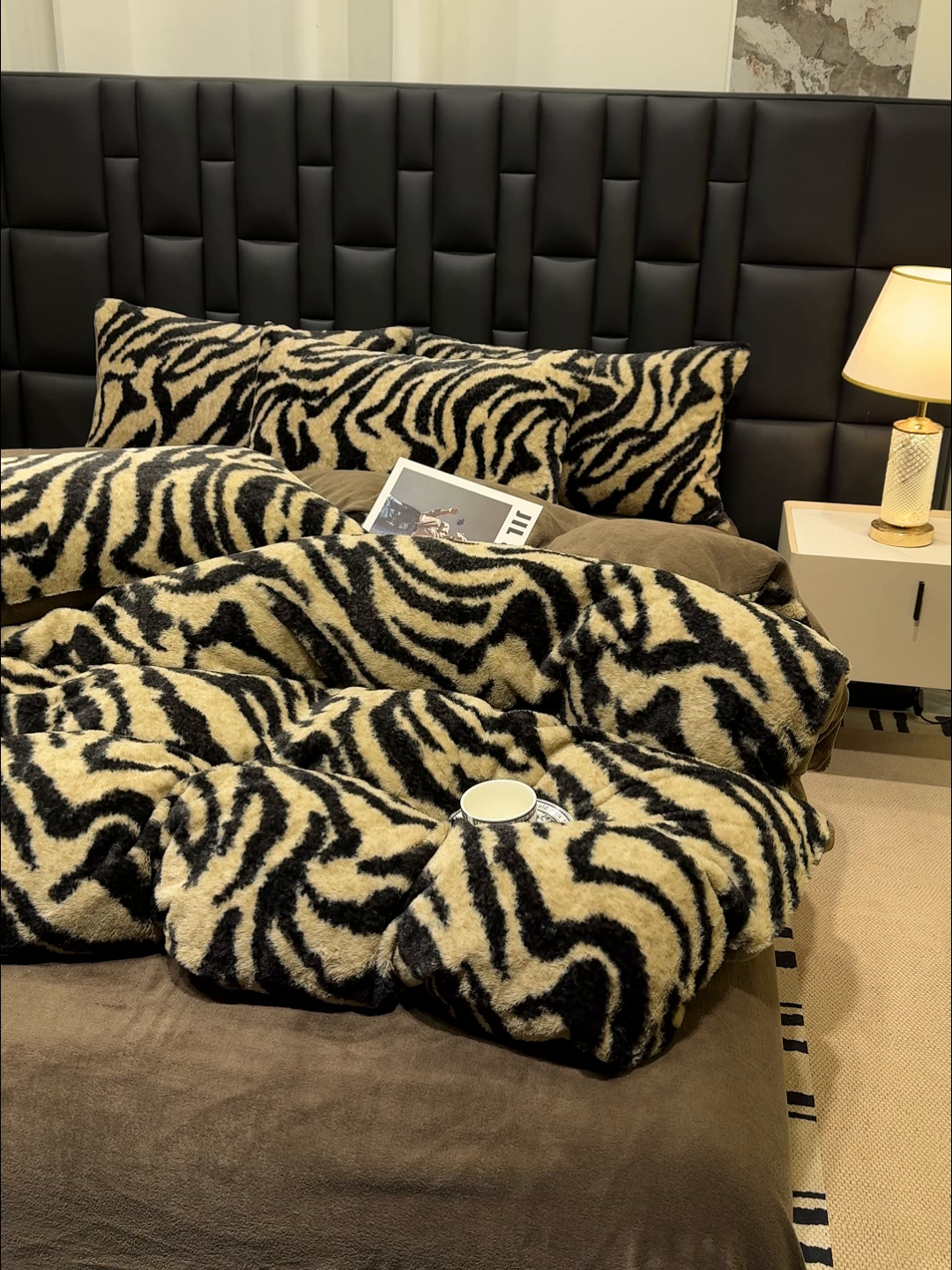 91家纺网 家纺一手货源 找家纺 元禾家纺 2025新款法式美拉德高克重兔毛床盖款四件套兔毛简单款 虎纹