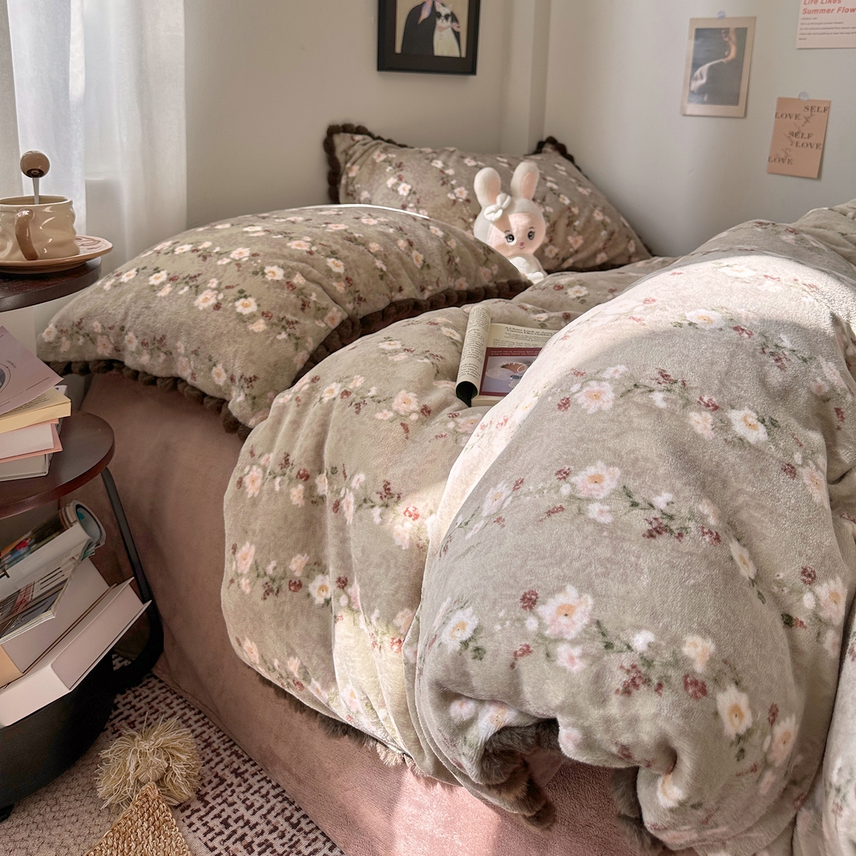 91家纺网 家纺一手货源 找家纺 艾咪-Amy ntmy 2025新款毛球款法式少女风牛奶绒四件套 清香咖