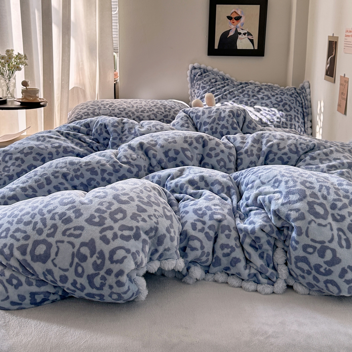 91家纺网 家纺一手货源 找家纺 艾咪-Amy ntmy 2025新款毛球款法式少女风牛奶绒四件套 躲猫猫蓝