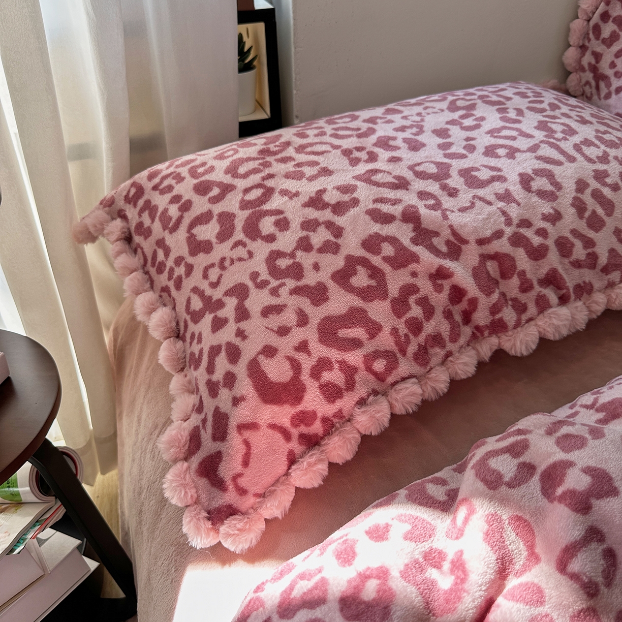 91家纺网 家纺一手货源 找家纺 艾咪-Amy ntmy 2025新款毛球款法式少女风牛奶绒四件套 躲猫猫粉