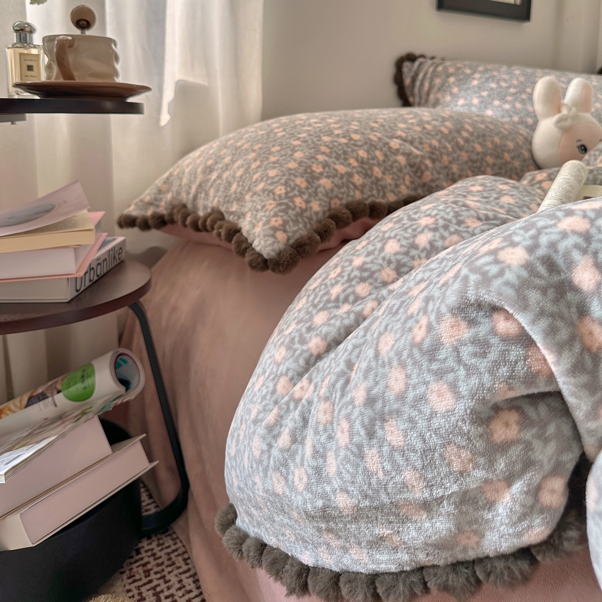 91家纺网 家纺一手货源 找家纺 艾咪-Amy ntmy 2025新款毛球款法式少女风牛奶绒四件套 丽夏