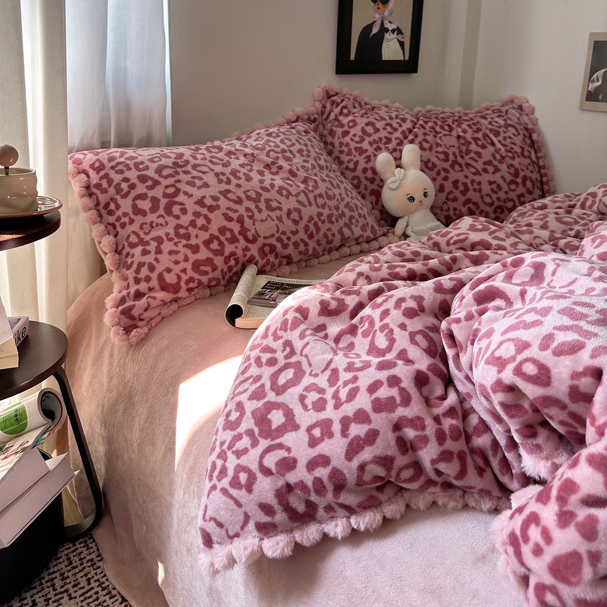 91家纺网 家纺一手货源 找家纺 艾咪-Amy ntmy 2025新款毛球款法式少女风牛奶绒四件套 躲猫猫粉