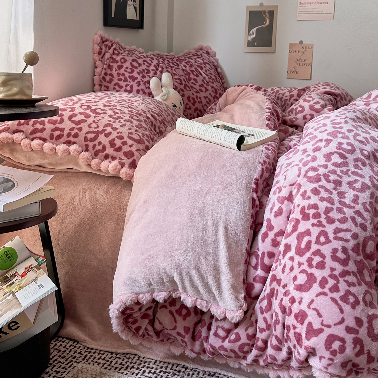 91家纺网 家纺一手货源 找家纺 艾咪-Amy ntmy 2025新款毛球款法式少女风牛奶绒四件套 躲猫猫粉