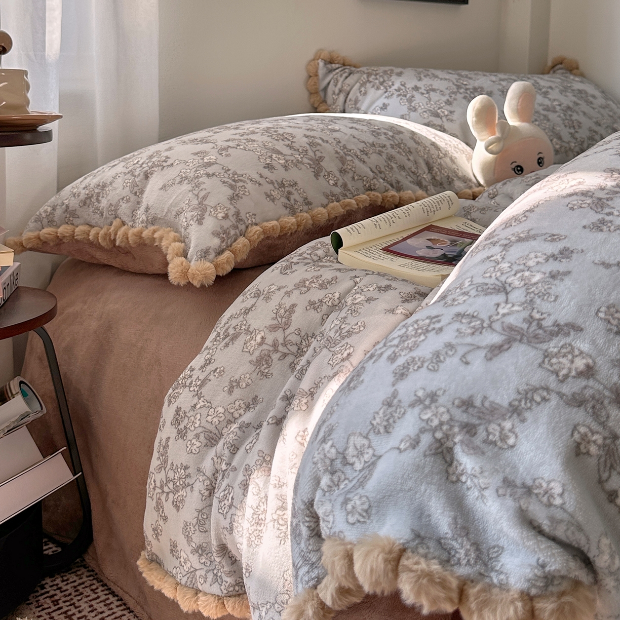 91家纺网 家纺一手货源 找家纺 艾咪-Amy ntmy 2025新款毛球款法式少女风牛奶绒四件套 梦花影