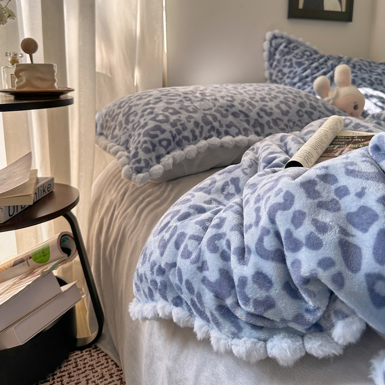 91家纺网 家纺一手货源 找家纺 艾咪-Amy ntmy 2025新款毛球款法式少女风牛奶绒四件套 躲猫猫蓝