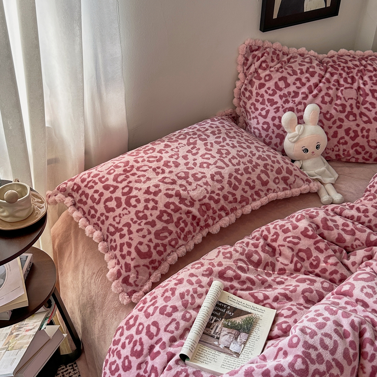 91家纺网 家纺一手货源 找家纺 艾咪-Amy ntmy 2025新款毛球款法式少女风牛奶绒四件套 躲猫猫粉