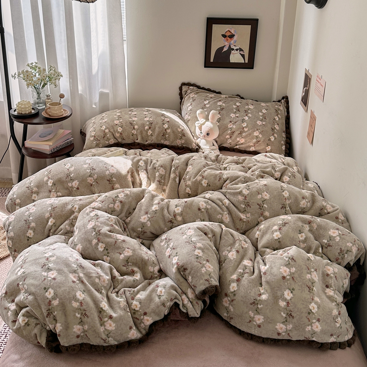 91家纺网 家纺一手货源 找家纺 艾咪-Amy ntmy 2025新款毛球款法式少女风牛奶绒四件套 清香咖