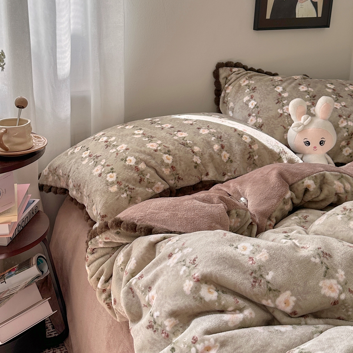 91家纺网 家纺一手货源 找家纺 艾咪-Amy ntmy 2025新款毛球款法式少女风牛奶绒四件套 清香咖