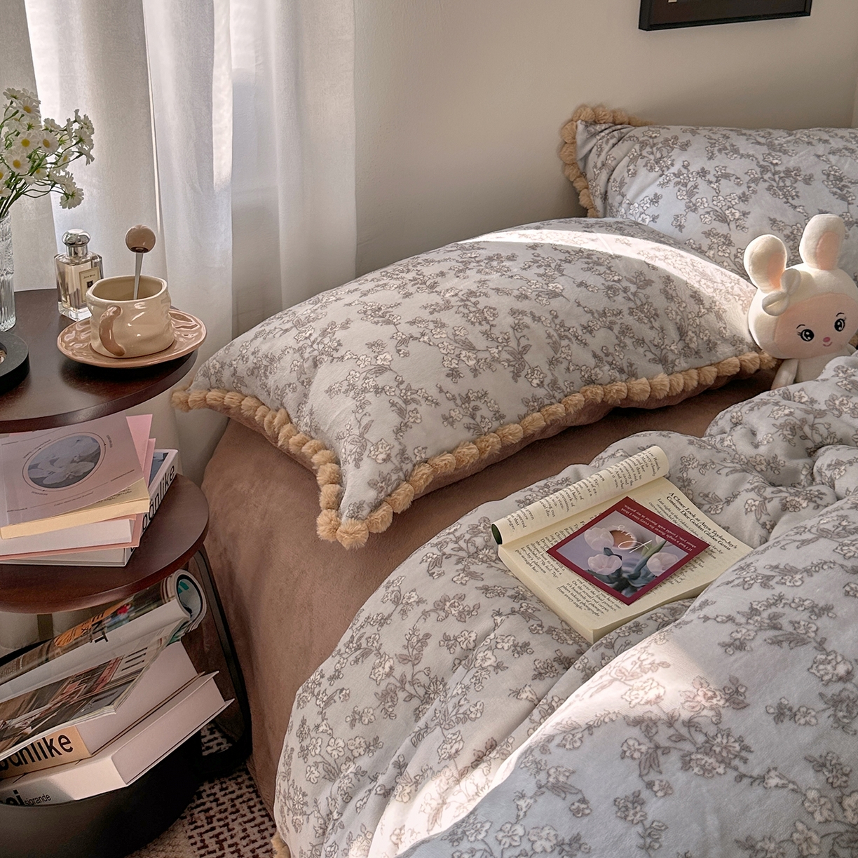 91家纺网 家纺一手货源 找家纺 艾咪-Amy ntmy 2025新款毛球款法式少女风牛奶绒四件套 梦花影