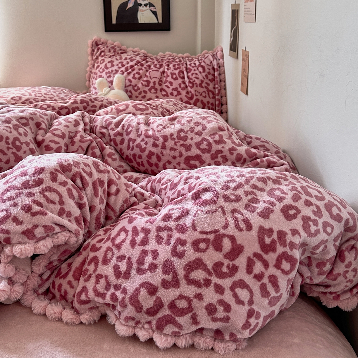 91家纺网 家纺一手货源 找家纺 艾咪-Amy ntmy 2025新款毛球款法式少女风牛奶绒四件套 躲猫猫粉