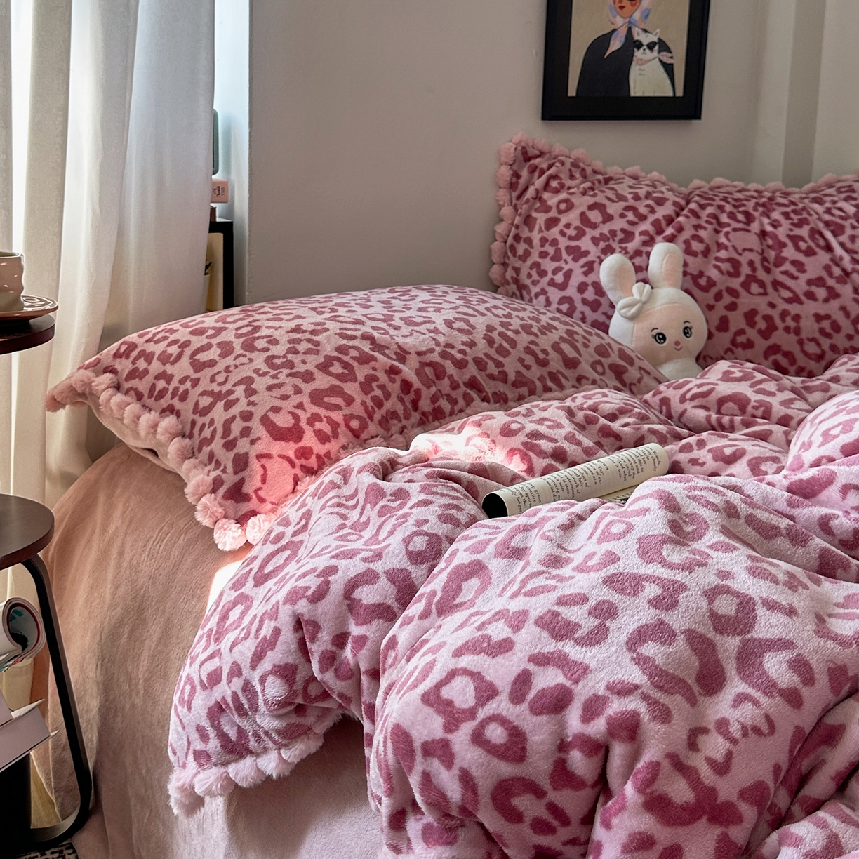 91家纺网 家纺一手货源 找家纺 艾咪-Amy ntmy 2025新款毛球款法式少女风牛奶绒四件套 躲猫猫粉