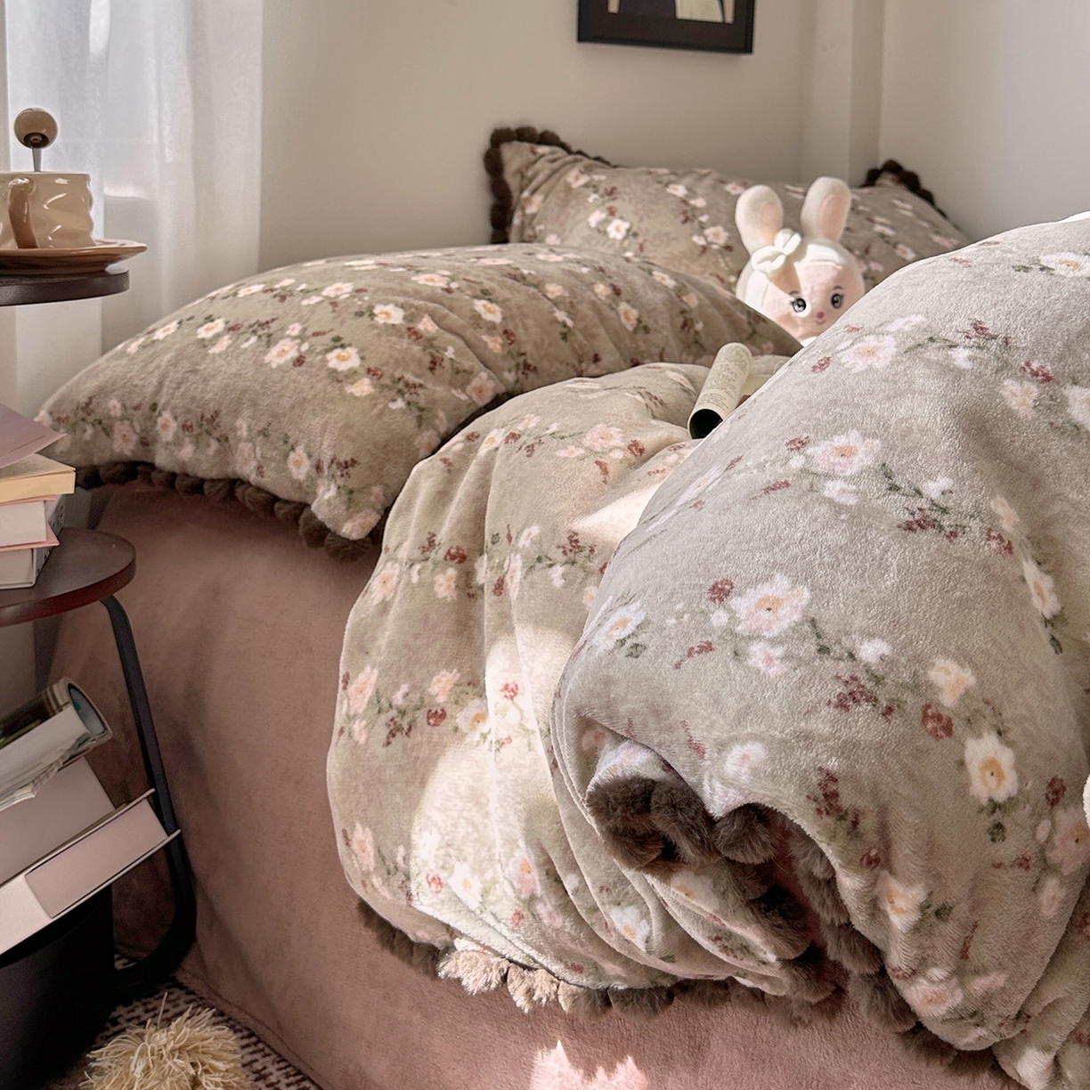 91家纺网 家纺一手货源 找家纺 艾咪-Amy ntmy 2025新款毛球款法式少女风牛奶绒四件套 清香咖