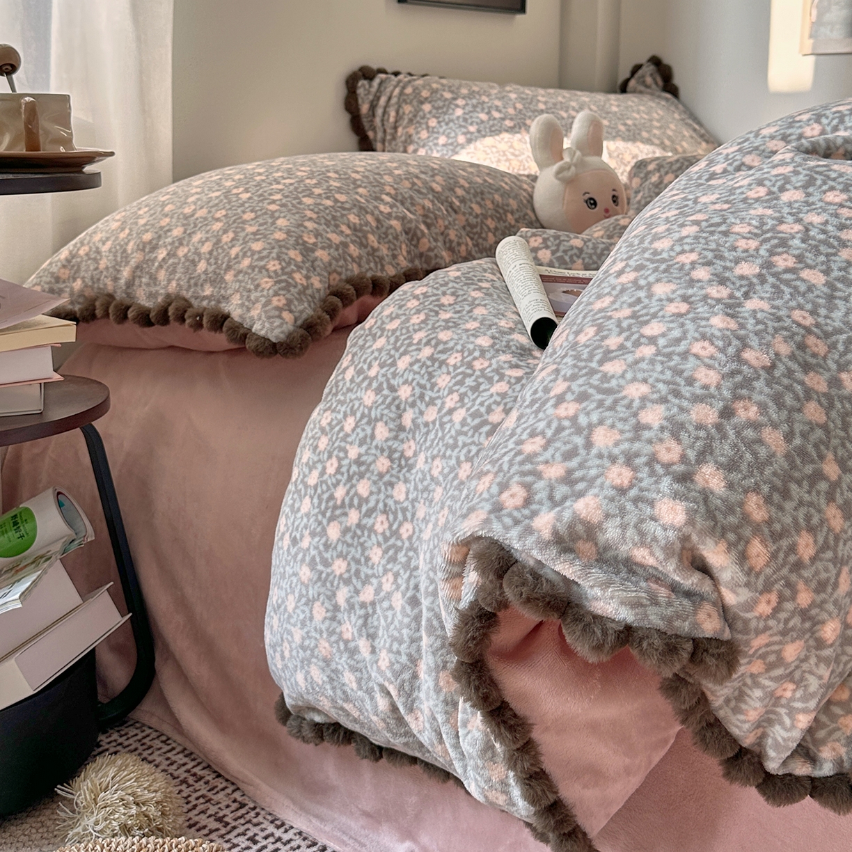 91家纺网 家纺一手货源 找家纺 艾咪-Amy ntmy 2025新款毛球款法式少女风牛奶绒四件套 丽夏