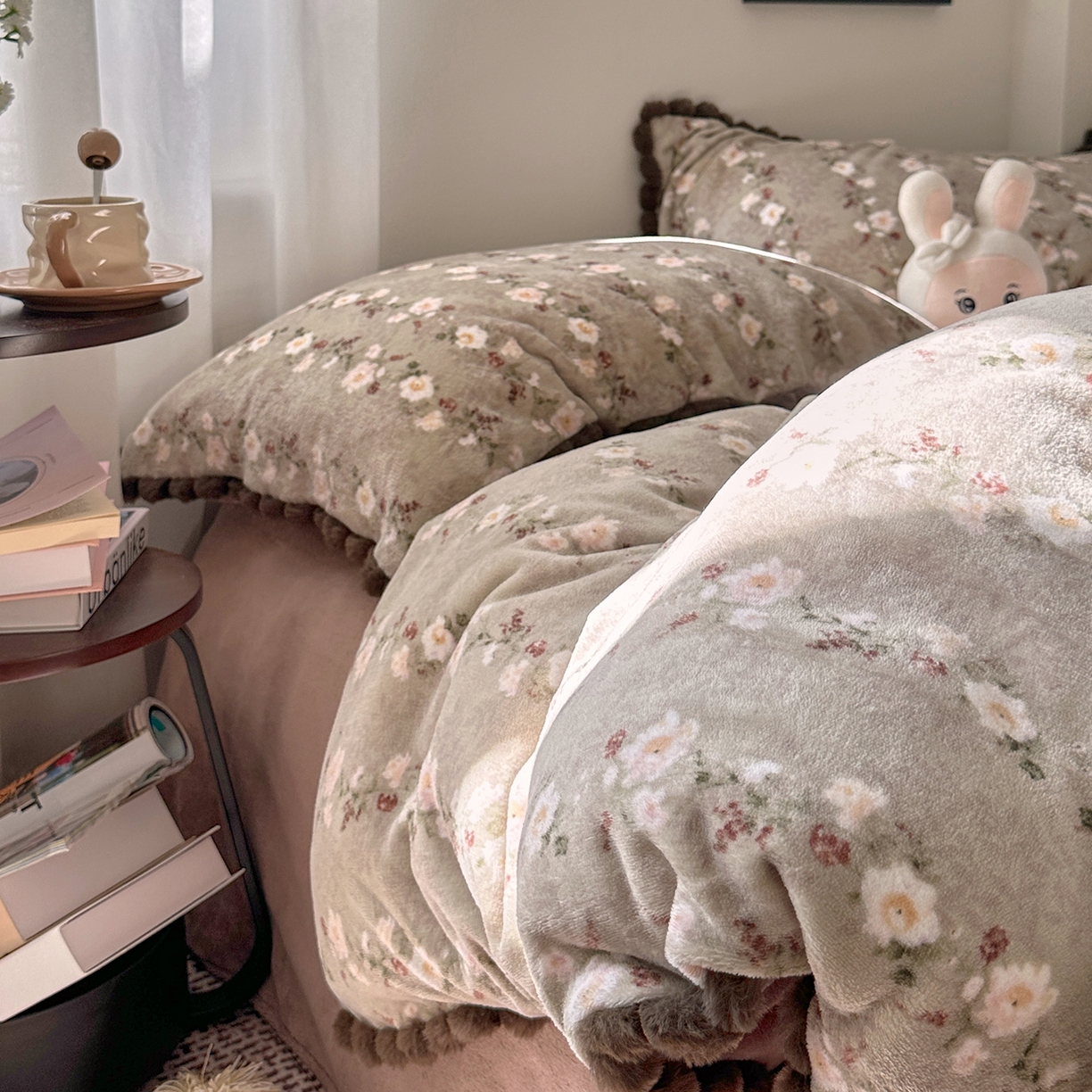 91家纺网 家纺一手货源 找家纺 艾咪-Amy ntmy 2025新款毛球款法式少女风牛奶绒四件套 清香咖