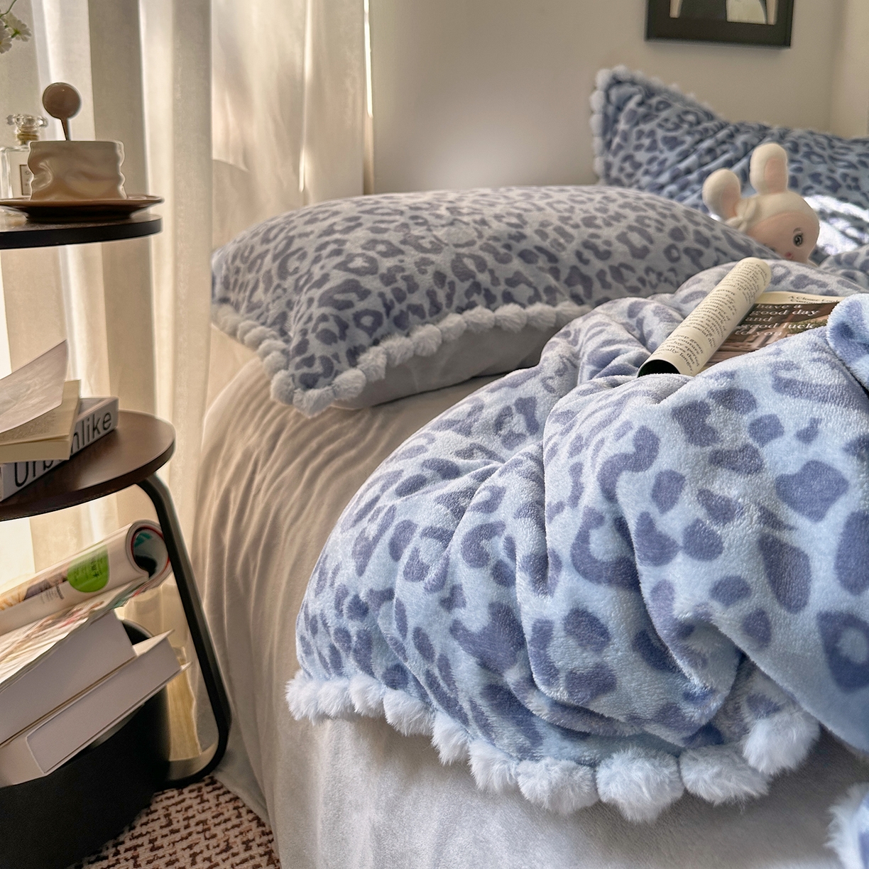 91家纺网 家纺一手货源 找家纺 艾咪-Amy ntmy 2025新款毛球款法式少女风牛奶绒四件套 躲猫猫蓝