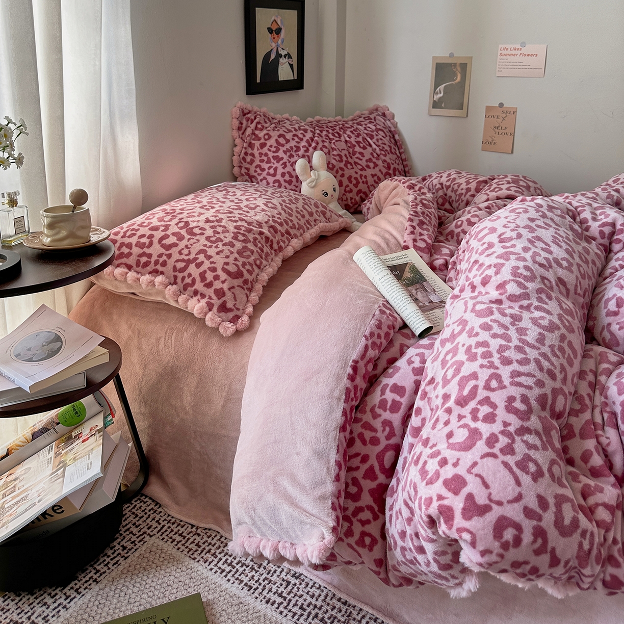 91家纺网 家纺一手货源 找家纺 艾咪-Amy ntmy 2025新款毛球款法式少女风牛奶绒四件套 躲猫猫粉