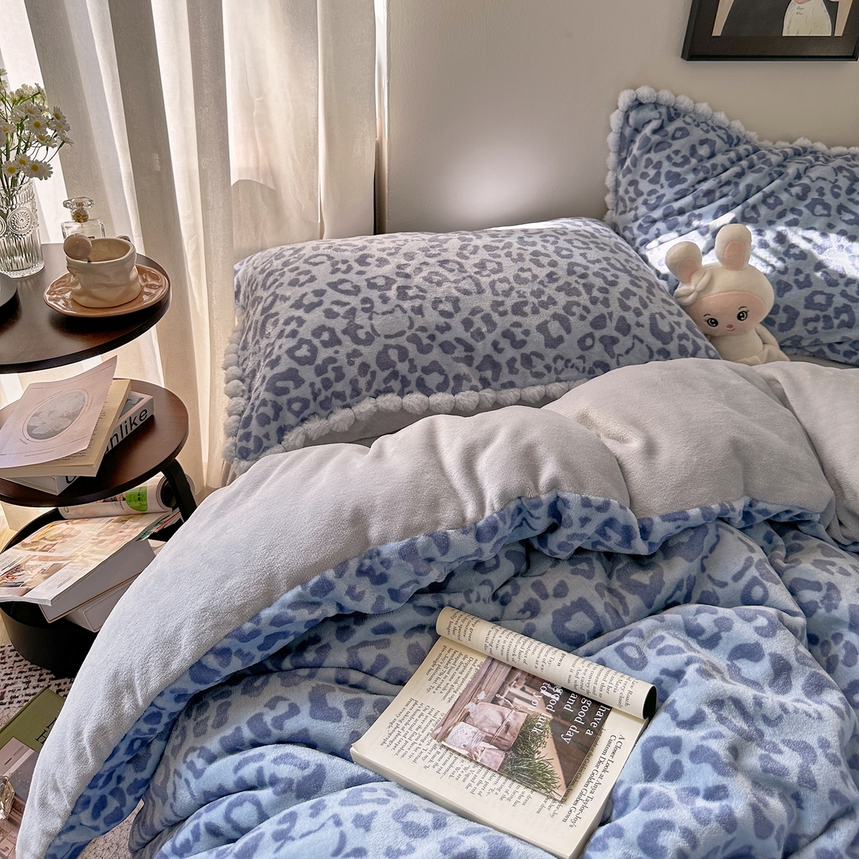 91家纺网 家纺一手货源 找家纺 艾咪-Amy ntmy 2025新款毛球款法式少女风牛奶绒四件套 躲猫猫蓝