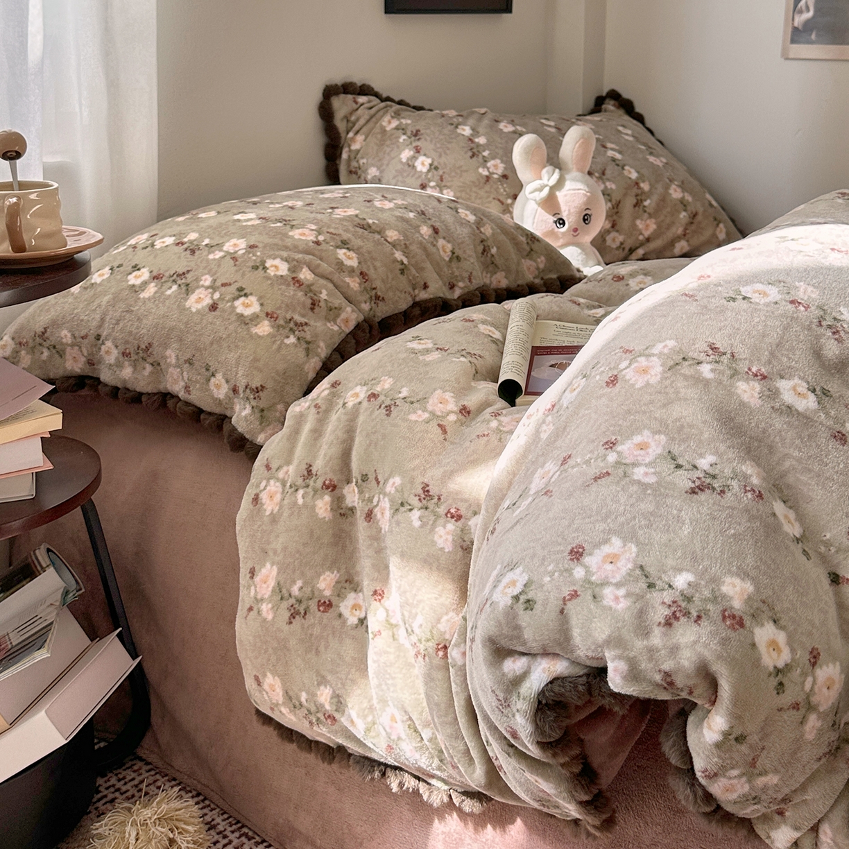 91家纺网 家纺一手货源 找家纺 艾咪-Amy ntmy 2025新款毛球款法式少女风牛奶绒四件套 清香咖