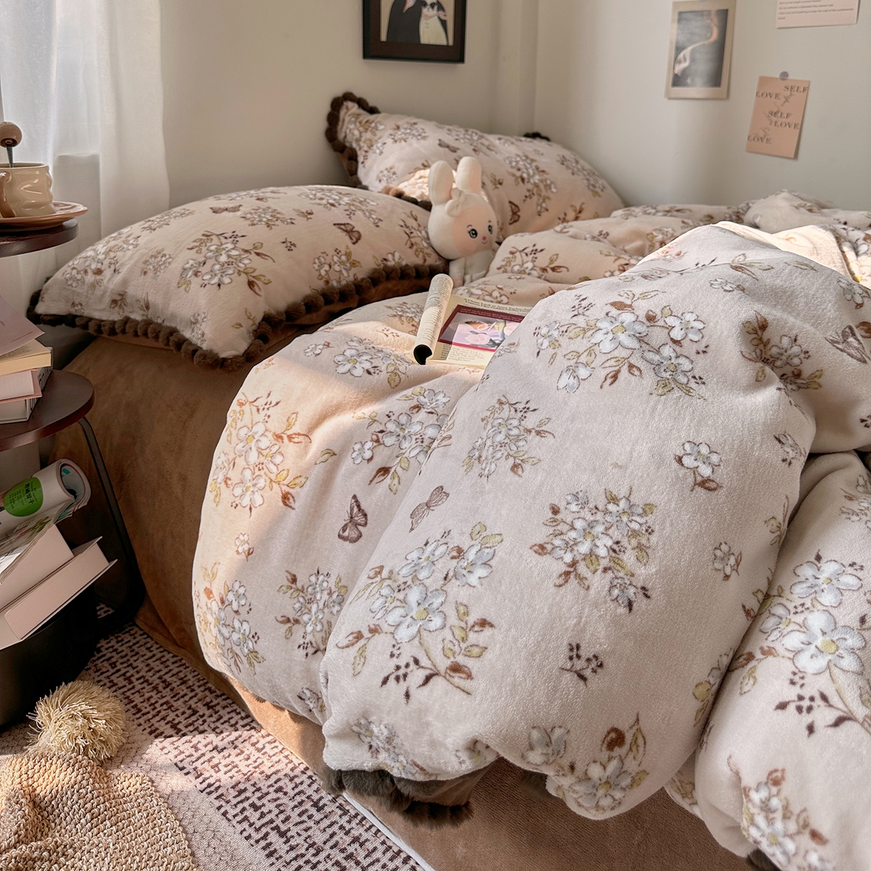 91家纺网 家纺一手货源 找家纺 艾咪-Amy ntmy 2025新款毛球款法式少女风牛奶绒四件套 北茉