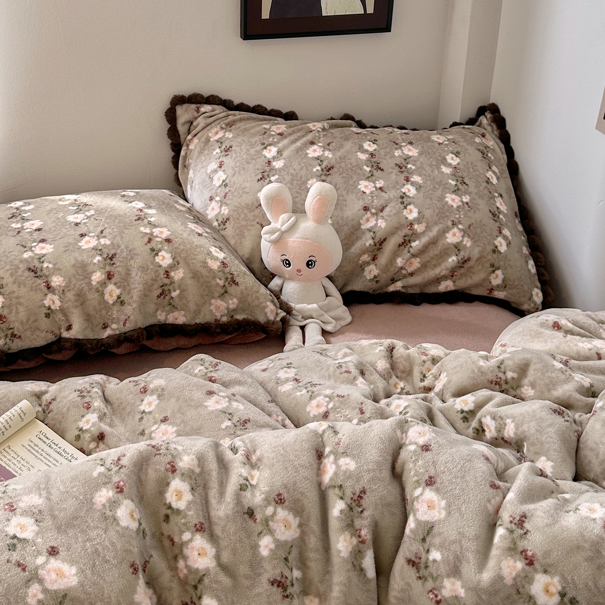 91家纺网 家纺一手货源 找家纺 艾咪-Amy ntmy 2025新款毛球款法式少女风牛奶绒四件套 清香咖