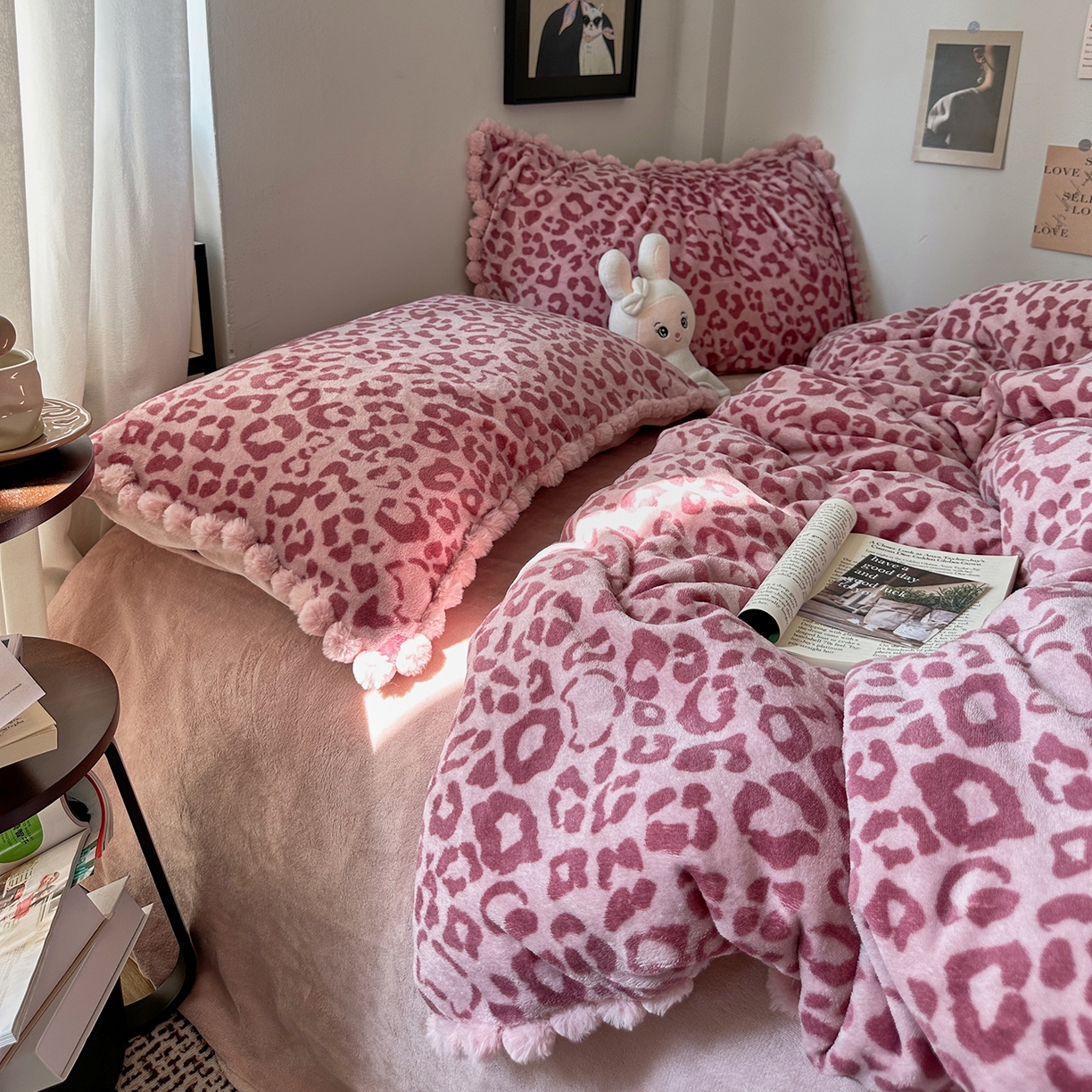 91家纺网 家纺一手货源 找家纺 艾咪-Amy ntmy 2025新款毛球款法式少女风牛奶绒四件套 躲猫猫粉