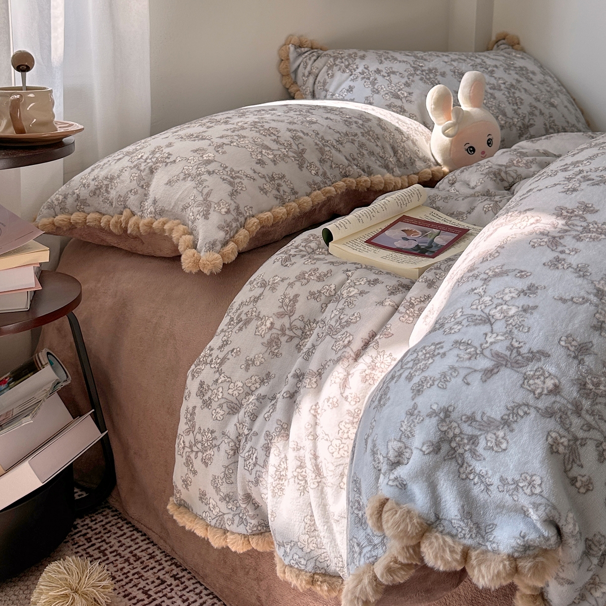 91家纺网 家纺一手货源 找家纺 艾咪-Amy ntmy 2025新款毛球款法式少女风牛奶绒四件套 梦花影