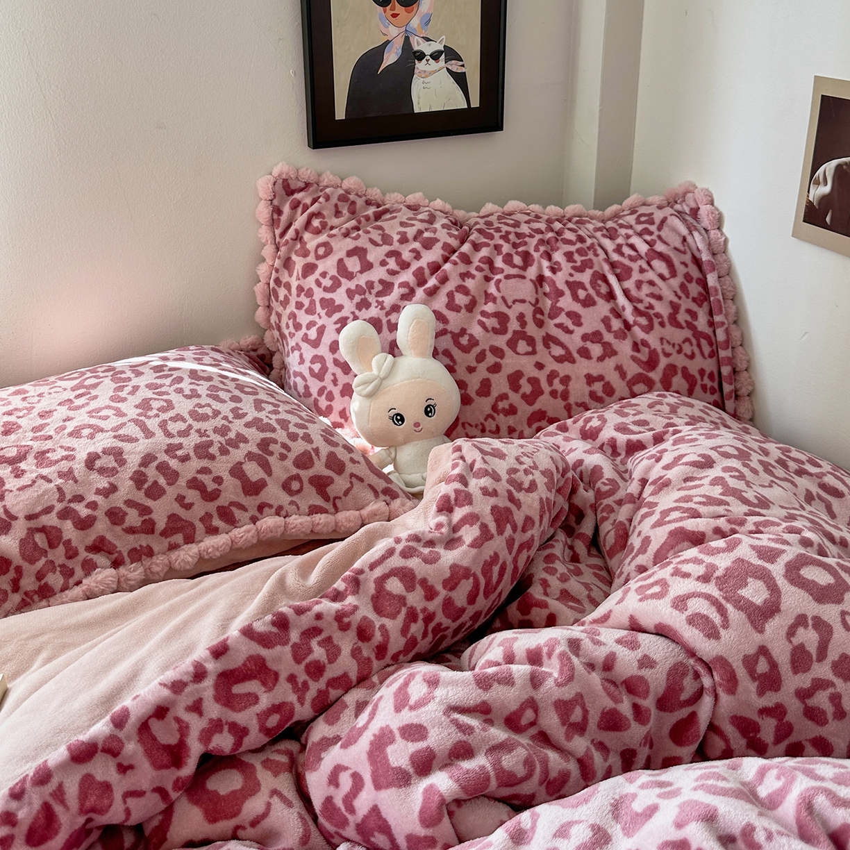 91家纺网 家纺一手货源 找家纺 艾咪-Amy ntmy 2025新款毛球款法式少女风牛奶绒四件套 躲猫猫粉