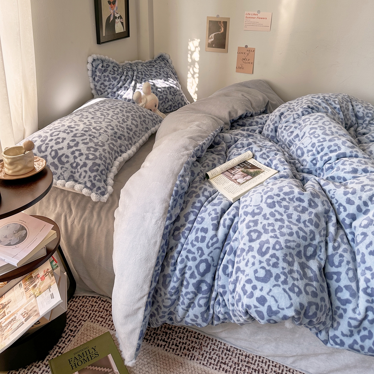 91家纺网 家纺一手货源 找家纺 艾咪-Amy ntmy 2025新款毛球款法式少女风牛奶绒四件套 躲猫猫蓝