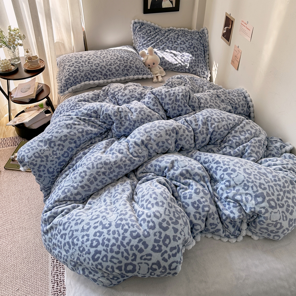 91家纺网 家纺一手货源 找家纺 艾咪-Amy ntmy 2025新款毛球款法式少女风牛奶绒四件套 躲猫猫蓝