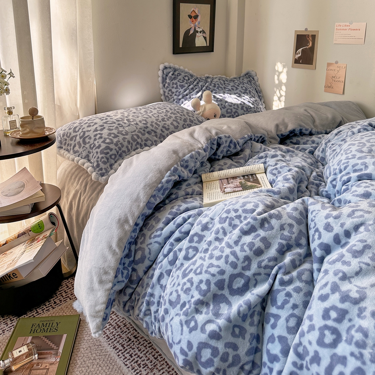 91家纺网 家纺一手货源 找家纺 艾咪-Amy ntmy 2025新款毛球款法式少女风牛奶绒四件套 躲猫猫蓝