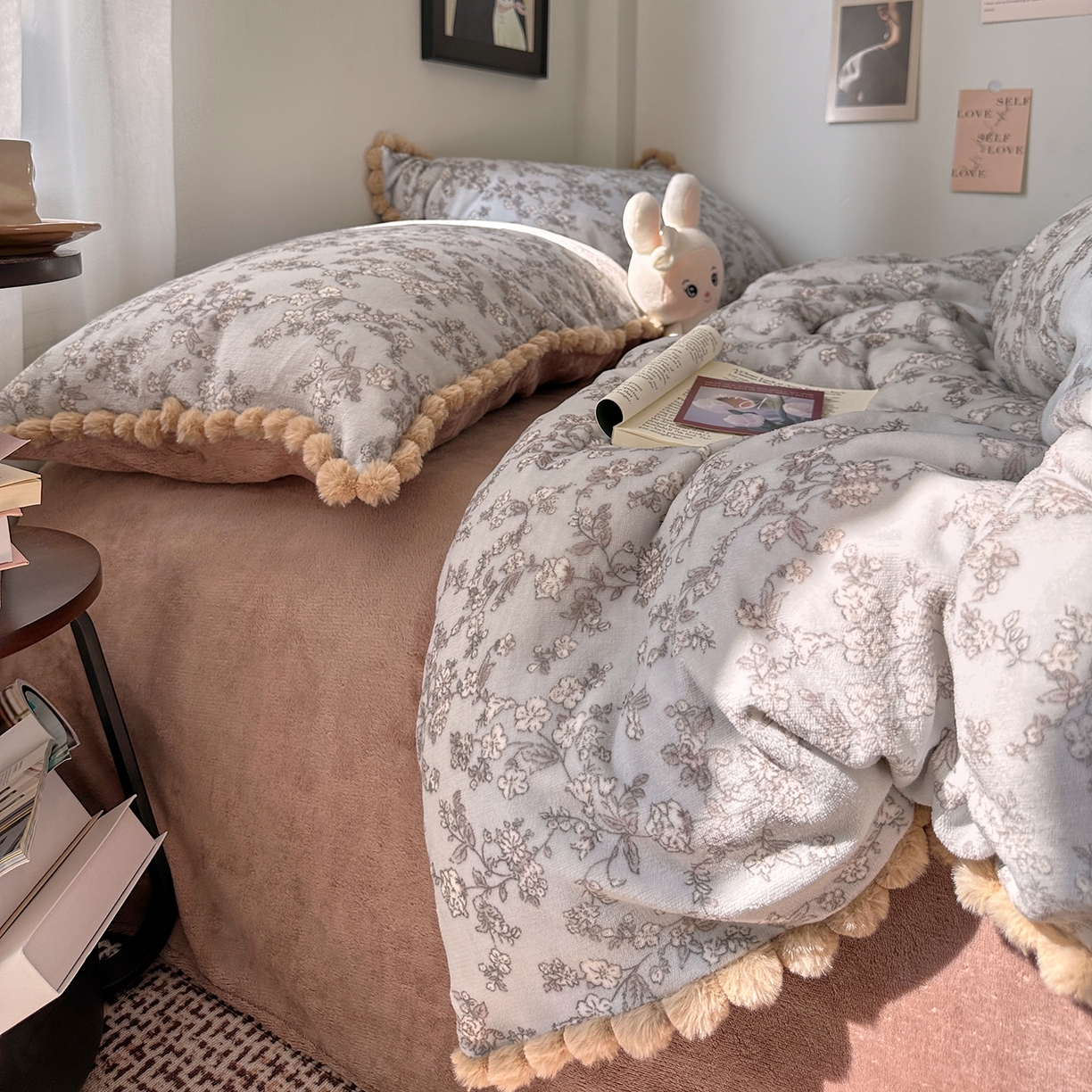 91家纺网 家纺一手货源 找家纺 艾咪-Amy ntmy 2025新款毛球款法式少女风牛奶绒四件套 梦花影