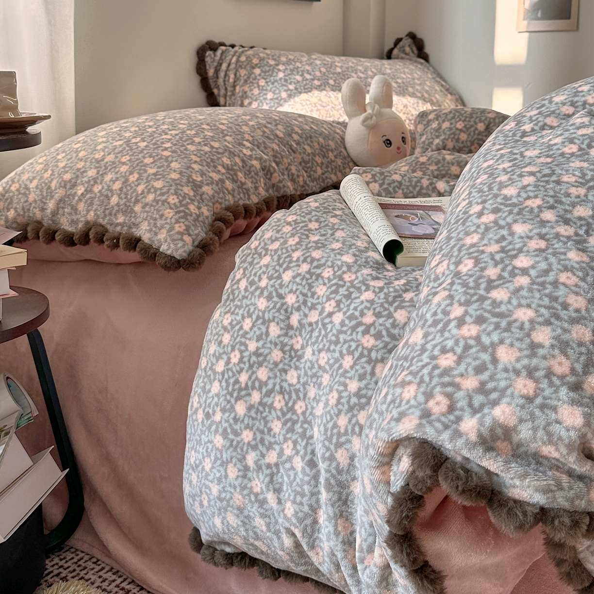 91家纺网 家纺一手货源 找家纺 艾咪-Amy ntmy 2025新款毛球款法式少女风牛奶绒四件套 丽夏