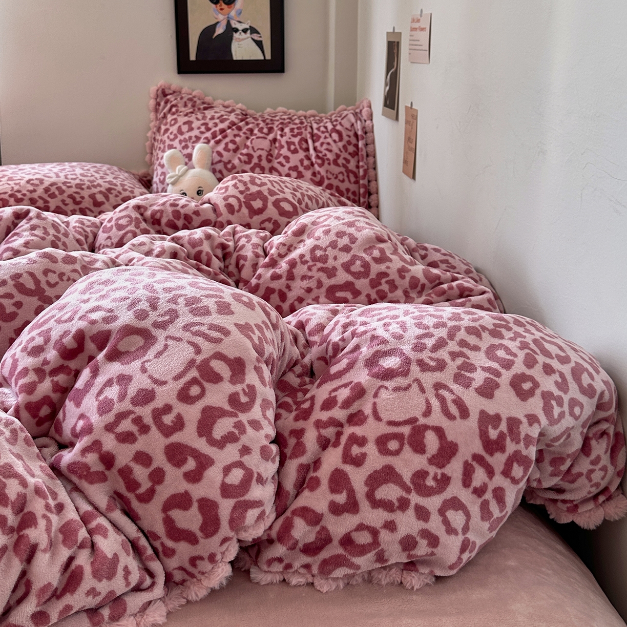 91家纺网 家纺一手货源 找家纺 艾咪-Amy ntmy 2025新款毛球款法式少女风牛奶绒四件套 躲猫猫粉