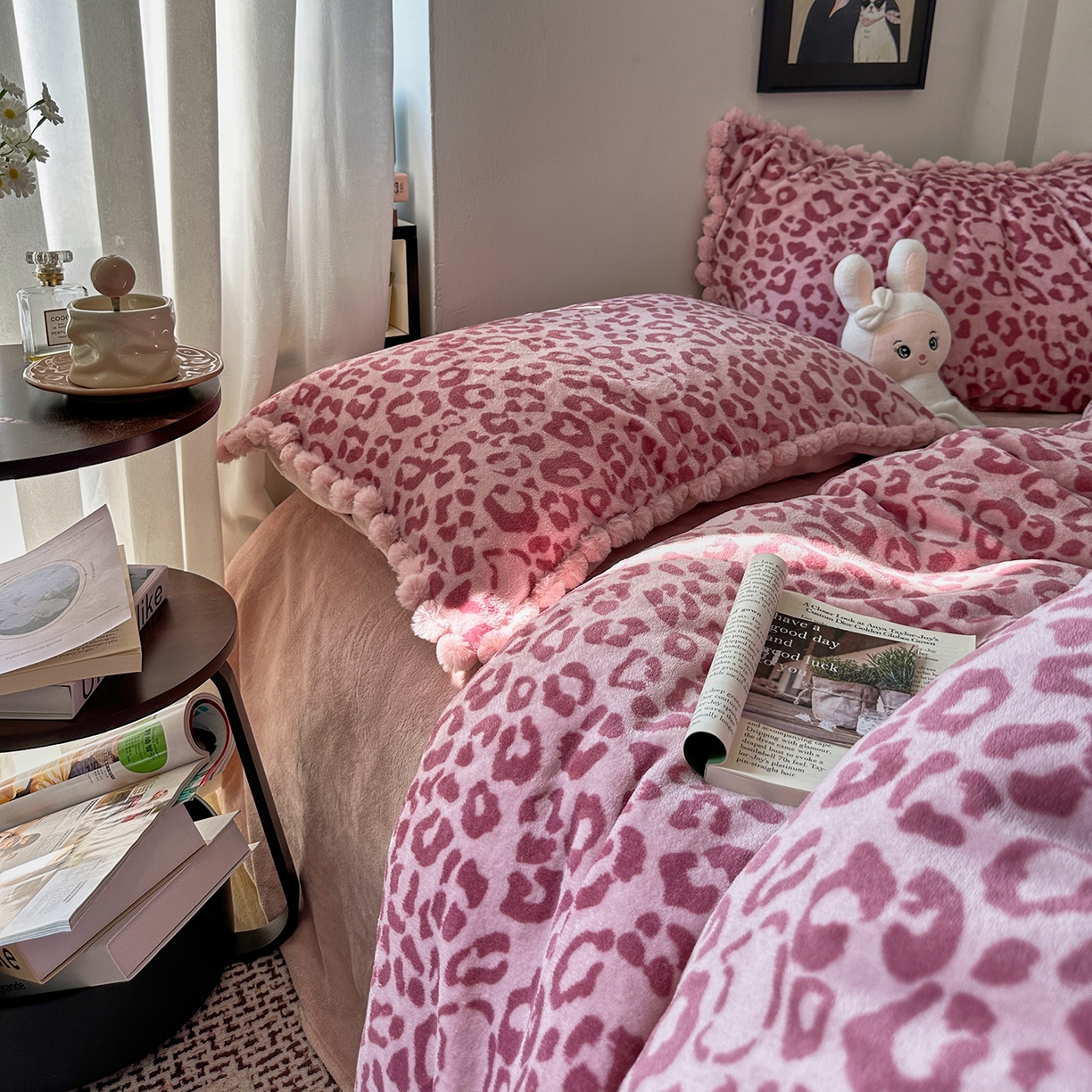 91家纺网 家纺一手货源 找家纺 艾咪-Amy ntmy 2025新款毛球款法式少女风牛奶绒四件套 躲猫猫粉