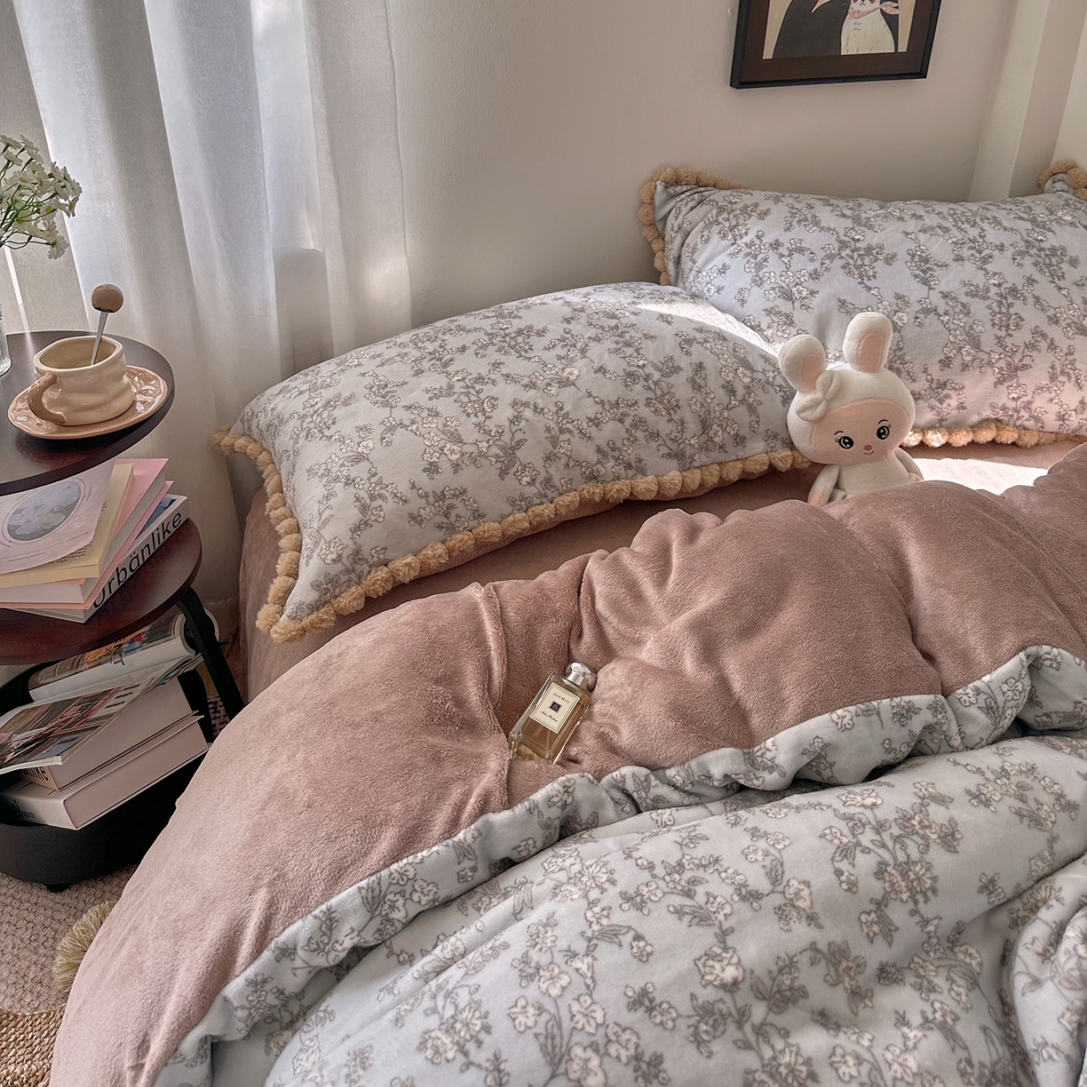 91家纺网 家纺一手货源 找家纺 艾咪-Amy ntmy 2025新款毛球款法式少女风牛奶绒四件套 梦花影